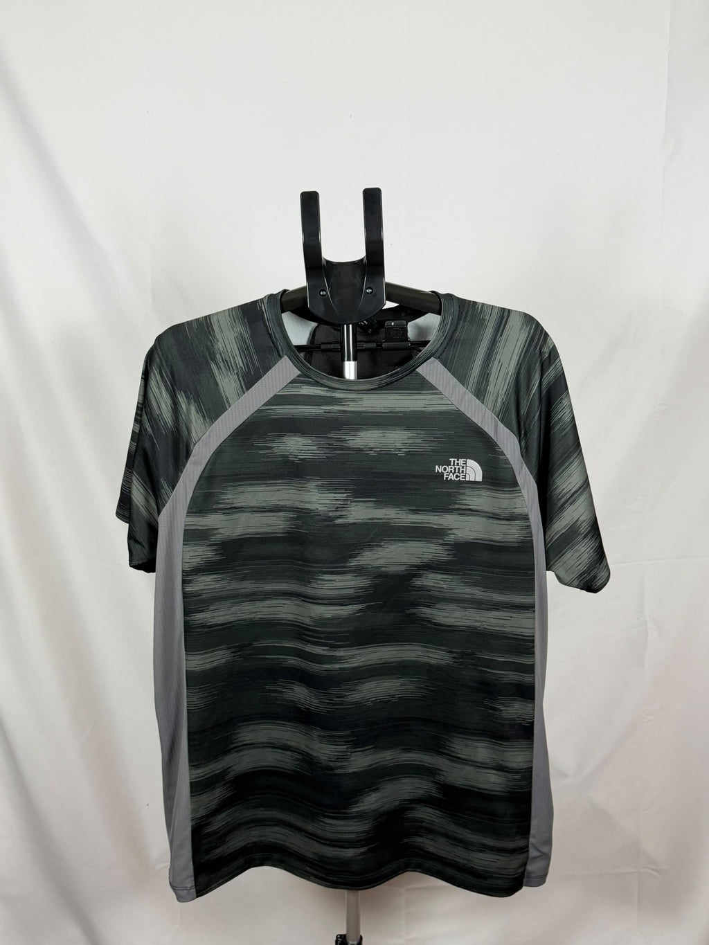 green and grey print performance t-shirt The North Face (XL)