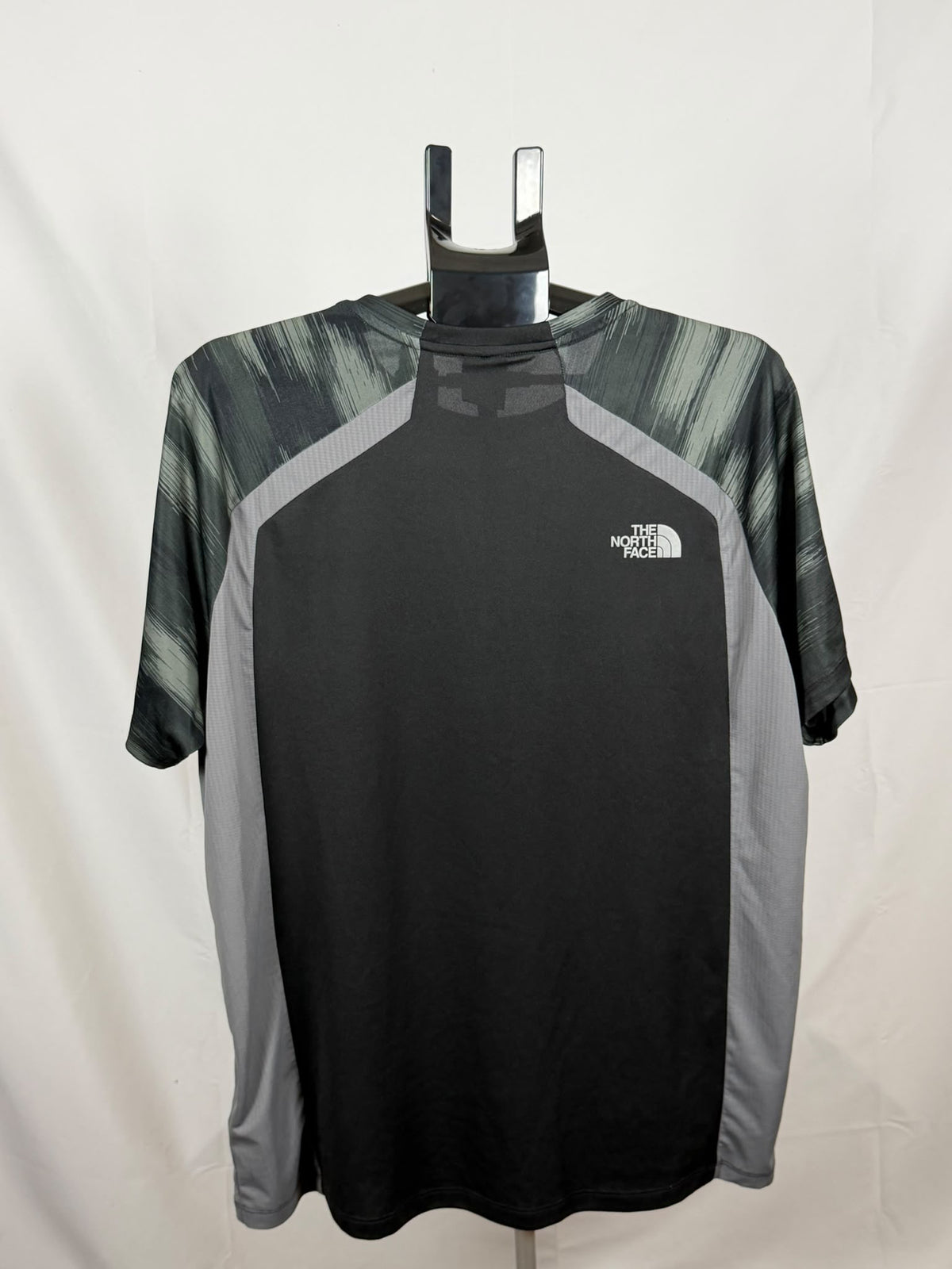 green and grey print performance t-shirt The North Face (XL)